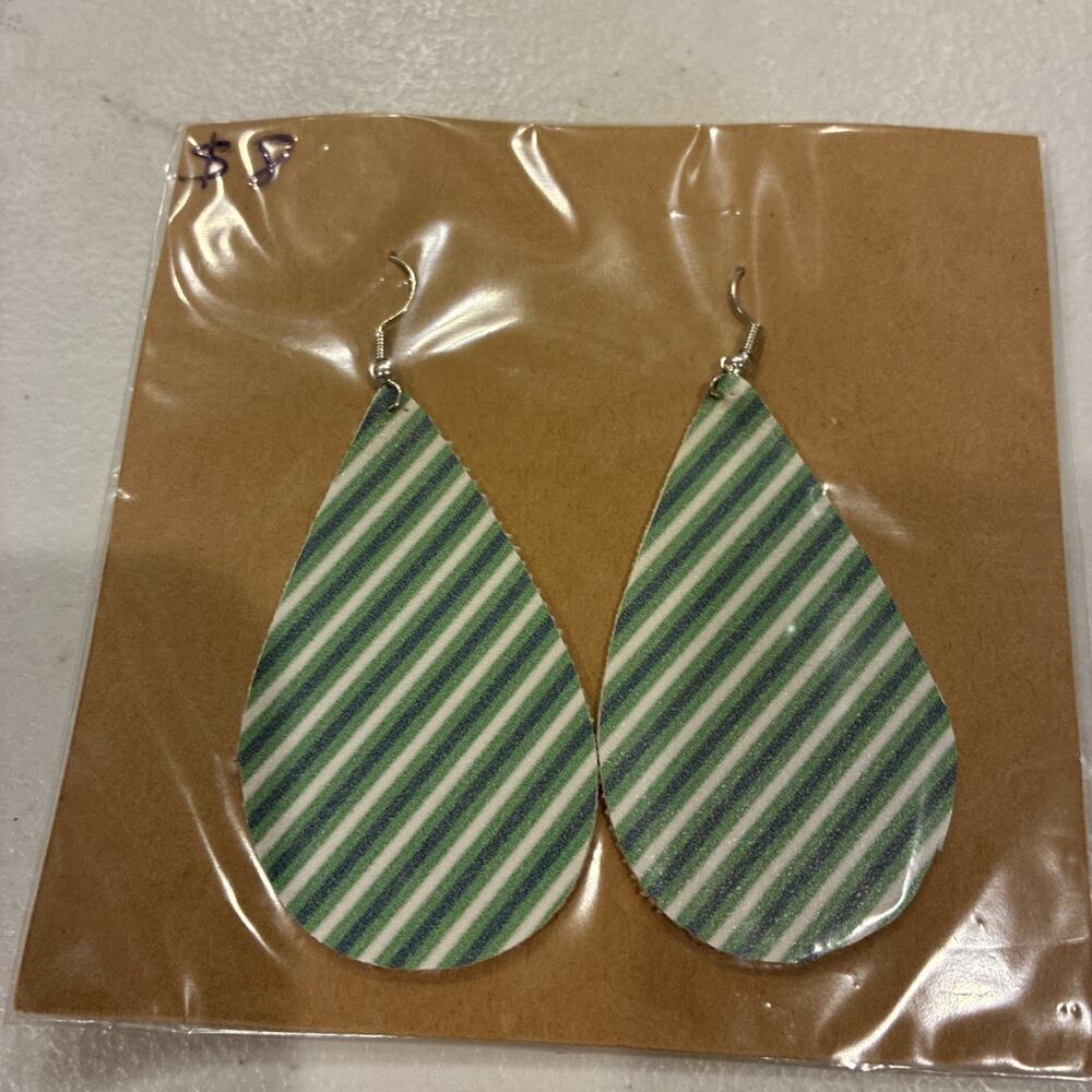 3 PCs Variety Of Dangle Earrings Artisan Hand Made Crafted Christmas Truck NEW - Picture 4 of 6